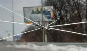 для ремонту тріщин і сколів тріщина на лобовому склі – що робити.